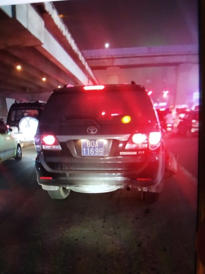 Nghi van o to bien xanh gay tai nan roi bo chay