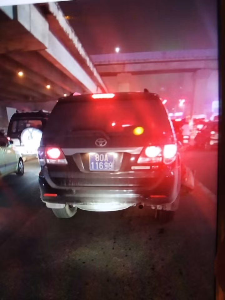 Nghi van o to bien xanh gay tai nan roi bo chay