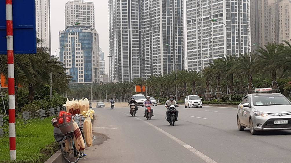 Ngay tại điểm bắt đầu của đại lộ Thăng Long, nơi giao nhau với các đường Khuất Duy Tiến - Phạm Hùng - Trần Duy Hưng là một "chợ" bánh mì họp suốt ngày đêm, gây nguy hiểm cho người đi đường. Trong ảnh người bán bánh mỳ khi thấy ống kính của phóng viên vội lấp vào phía sau tránh né.
