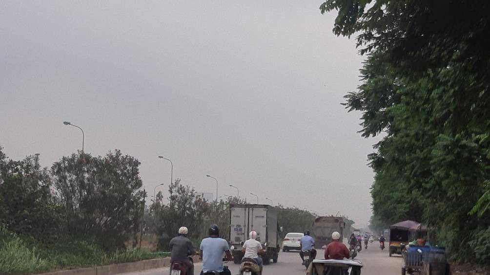 Ông Trần Nhật Quang, Chánh Thanh tra Sở GTVT Hà Nội cho biết, sẽ phối hợp với địa phương lập tổ tuần tra, kiểm soát để khắc phục những bất cập trên tuyến đường trên, đặc biệt tình trạng bán hàng dưới lòng đường gây mất ATGT - Trong ảnh: Xe tải thường xuyên gây rơi vãi vật liệu ra đường gom đại lộ Thăng Long.