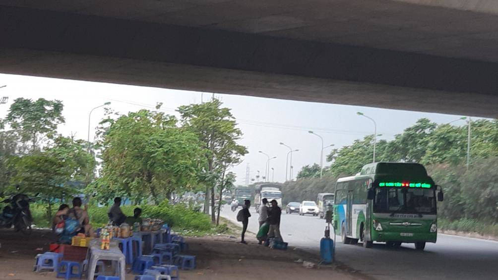 Các quán nước cũng được bày bán la liệt trên đường. Đây là điểm dừng chân để chờ nhà xe từ bến Yên Nghĩa.