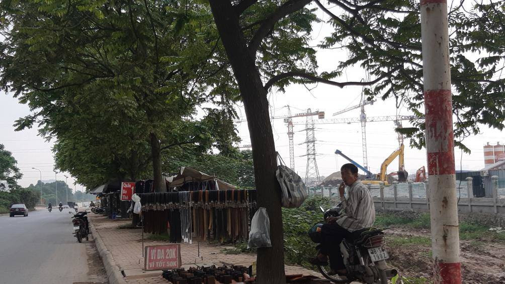 Những người bán hàng rong chiếm hết vỉa hè dọc đường gom để bày bán hàng