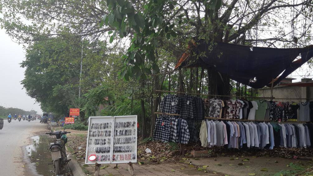 Người bán hàng còn dựng bạt để bán quần áo gây mấy mỹ quan.