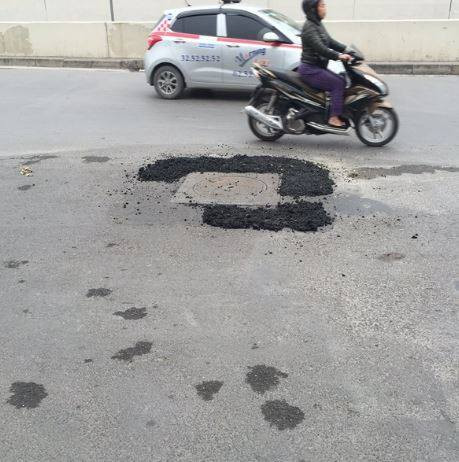 Không ít trường hợp người tham gia giao thông gặp tai nạn vì những "cái bẫy" giữa đường thế này.