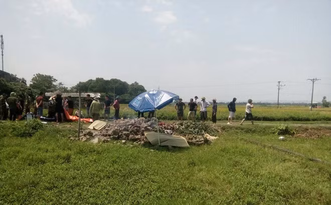 Bat ke giet ba chu ban vat lieu xay dung, giau xac trong bai rac