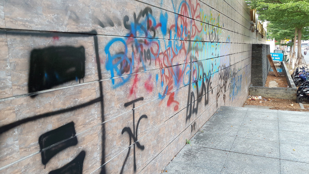 "Việc vẽ sơn bôi bẩn ở đây chủ yếu vào ban đêm, tôi đi tập thể dục mỗi sáng thấy dày đặt hơn là biết tụi trẻ mới vẽ từ đêm qua. Những hình ảnh bôi bẩn làm không gian xấu xí đối với khách du lịch", người đàn ông này nói.