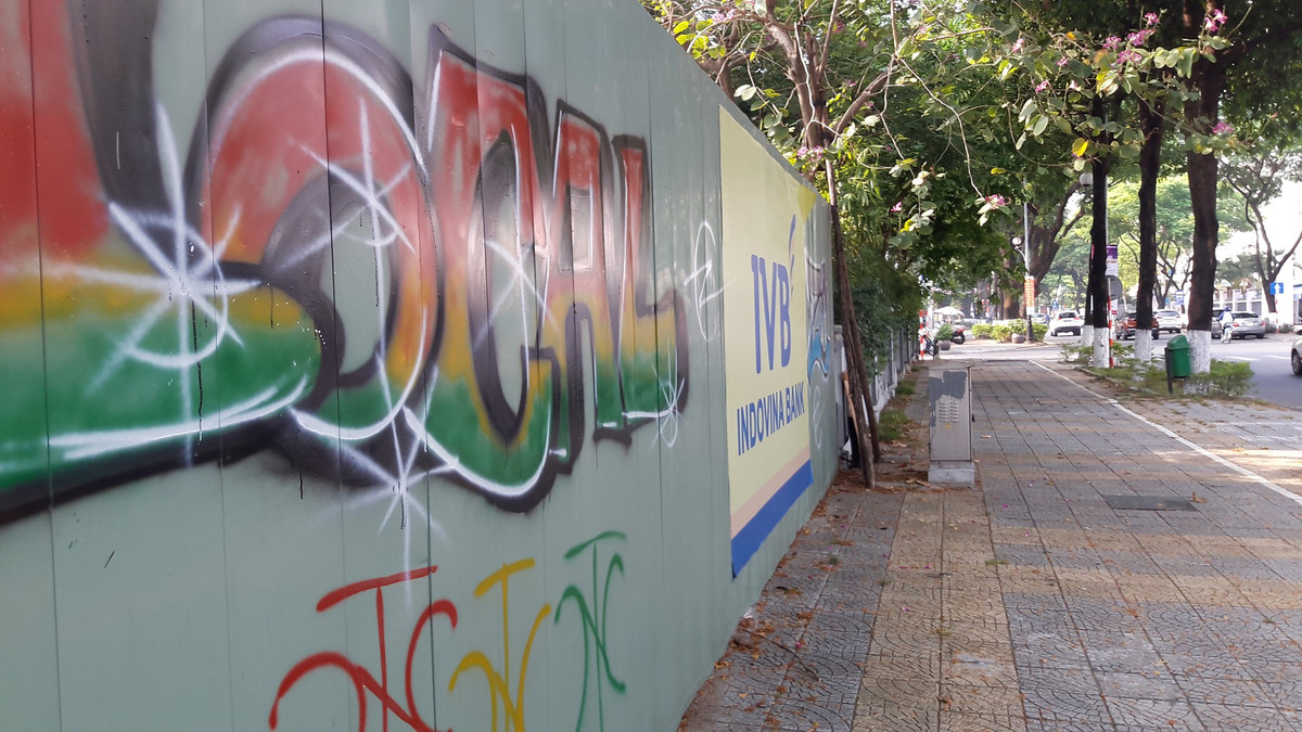 Thế nhưng sau hơn 1 năm, những bức tường vẽ bích họa bị vẽ bậy, bôi bẩn bởi bút xóa, bút màu, quảng cáo nhếch nhác. Cuối năm 2018, Sở Văn hóa - Thể thao Đà Nẵng đã chỉ đạo tháo dỡ.