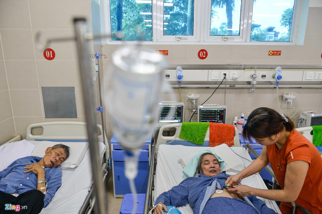 Bác sĩ Phạm Thị Trà Giang - Trưởng khoa Cấp cứu, Bệnh viện Thanh Nhàn - cho hay nắng nóng tác động nhiều tới sức khỏe người dân. Trong đó, người già và trẻ nhỏ bị tác động nhiều nhất. Đây cũng là hai đối tượng vào cấp cứu nhiều nhất 3 hôm nay.