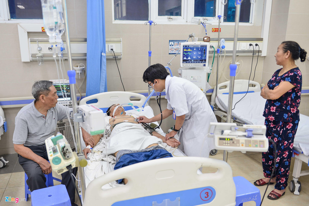 Đây là một ca đột quỵ nặng nhất sáng nay. Các bác sĩ liên tục hội chẩn để đưa ra phương án điều trị tối ưu cho bệnh nhân.