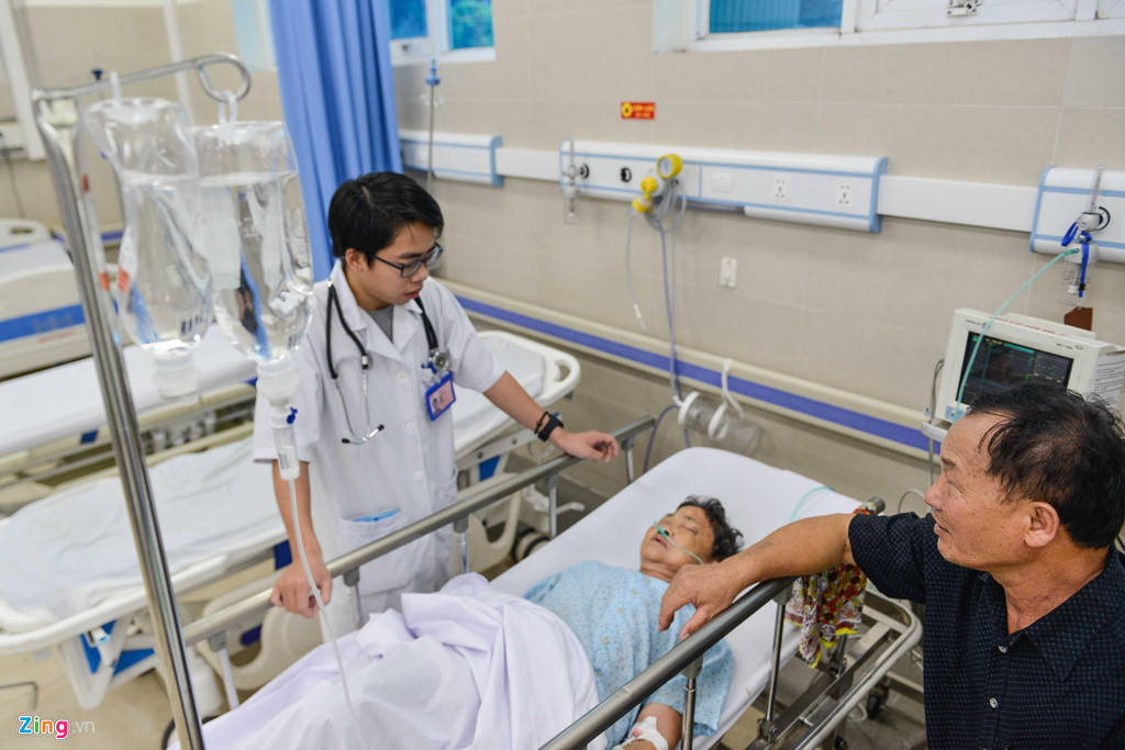 Bác sĩ Giang cho biết thời tiết nắng nóng không phải nguyên nhân gây ra đột quỵ, mà là yếu tố thuận lợi khiến những người có nguy cơ cao như cao huyết áp, tiểu đường, mỡ máu, rối loạn nhịp tim... xảy ra tai biến. Do đó, những người này cần cẩn trọng khi thời tiết quá nóng.