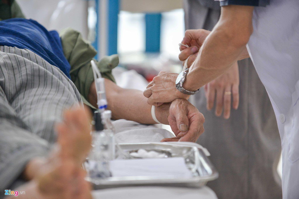 Bác sĩ cảnh báo nhiệt độ vượt quá ngưỡng cơ thể chịu đựng có thể xảy ra nhiều biến cố. Để đối phó thời tiết nắng nóng của mùa hè, người dân cần lưu ý tránh thời gian cao điểm 12h-16h, đồng thời chú ý bù đủ nước, có các phương tiện hỗ trợ khi ra ngoài hoặc làm việc.