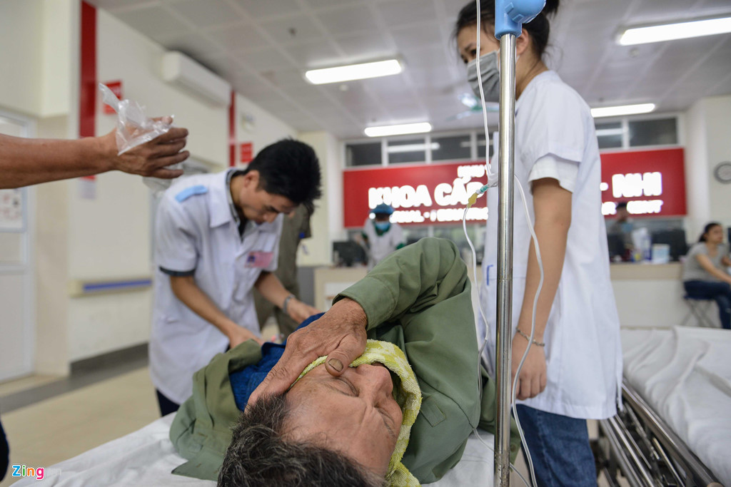 Được chuyển vào cấp cứu, ông Nguyễn Văn Hạnh (54 tuổi, Phú Xuyên, Hà Nội) liên tục kêu khóc vì đau đầu, nhức và chóng mặt. Người nhà cho biết tình trạng này xảy ra sau khi ông Hạnh đi tập thể dục buổi sáng. "Bố tôi mắc nhiều bệnh, từ hôm qua quá nóng, bố đã kêu mệt, sáng nay trở nặng như vậy", con trai ông Hạnh nói.