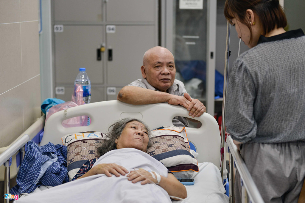 Bà Đỗ Thị Vĩnh (74 tuổi, phố Bùi Ngọc Dương, Hà Nội), được chỉ định nhập viện do huyết áp tăng cao, có nguy cơ đột quỵ. Bệnh nhân này cho biết do hôm qua quá nóng, bà thấy người nóng bừng, mặt căng cứng, khó chịu kèm đau đầu. Ba năm trước, bà Vĩnh từng bị tai biến nên với những dấu hiệu này, bà cần được theo dõi sát sao.