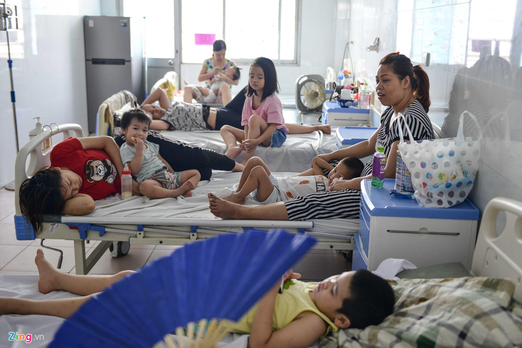 Bác sĩ Phạm Thị Như Hoa, khoa Nhi, thông tin từ hôm qua, số lượng bệnh nhi nhập viện tăng do thời tiết nắng nóng, chủ yếu các trẻ nhỏ sốt cao 39-40 độ, sốt vius, viêm phế quản. Bác sĩ khuyến cáo bố mẹ chú ý không bật điều hòa quá lạnh khiến trẻ dễ bị ốm, không để nhiệt độ quá chênh lệch với ngoài trời và bổ sung đủ nước cho trẻ.