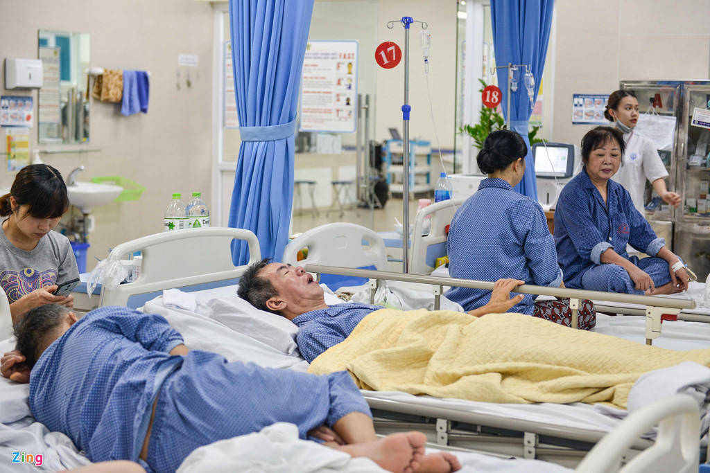 Các bác sĩ cho biết gần đây, chỉ riêng khoa Cấp cứu Nội - Nhi, mỗi ngày, tiếp nhận hơn 20 ca đột quỵ, gia tăng so với những ngày thường.