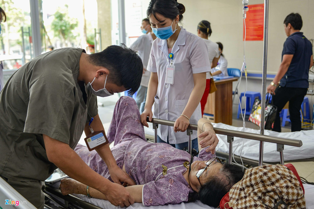 Để phòng các bệnh lý nguy hiểm do thời tiết nắng nóng, đặc biệt những ngày gần đây khi nhiệt độ cao kỷ lục, các bác sĩ khuyến cáo người dân hạn chế ra đường làm việc vào thời gian có ánh nắng cường độ mạnh từ 10h-14h. Khi đi nắng, người dân cần phải dùng mũ rộng vành, áo dài, khẩu trang; dùng kem chống nắng đúng cách.