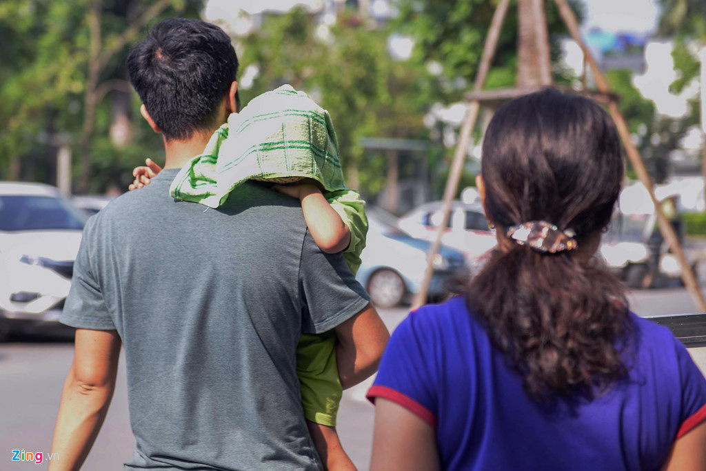 Bé Nguyễn Minh Khôi (3 tuổi, ở Minh Khai, Hoàng Mai, Hà Nội) cũng không ngừng kêu khóc vì mệt mỏi. Bé bị sốt không giảm cả đêm qua. Sau khi xét nghiệm, bé được chẩn đoán sốt virus và chuyển lên khoa Nhi.