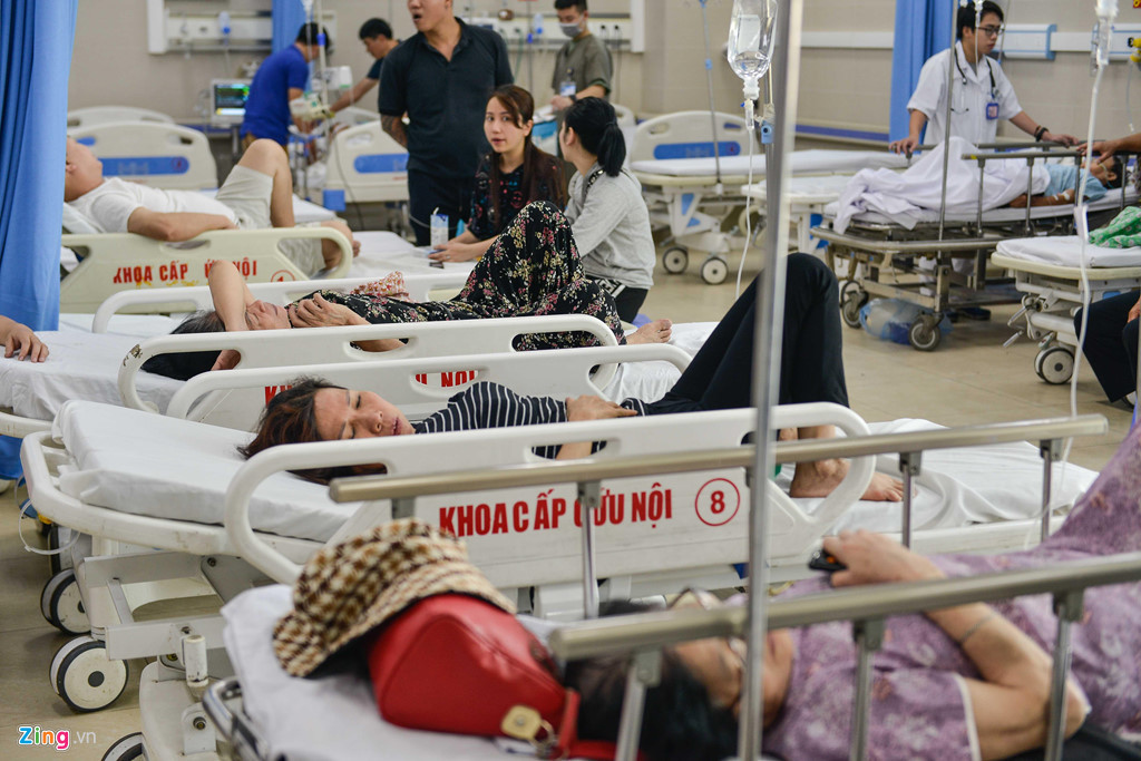 Mức nắng nóng những ngày gần đây khiến bệnh nhân vào viện tăng cao. 8h sáng 19/5, khoa Cấp cứu Nội - Nhi, Bệnh viện Thanh Nhàn đã chật kín bệnh nhân, mặc dù hôm nay là chủ nhật. Phần lớn ca bệnh liên quan nắng nóng.