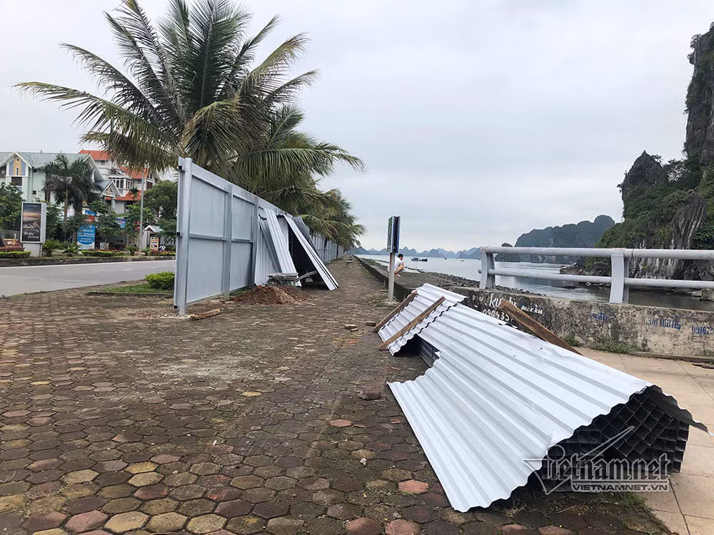 Tuyến đường mở rộng sẽ bắt đầu từ Cung Quy hoạch, hội trợ triển lãm tỉnh tới đầu đường bao biển Hạ Long - Cẩm Phả, kinh phí từ ngân sách TP, dự kiến tháng 5/2020 sẽ hoàn thành. Ngoài ra, cuối tuyến sẽ bơm cát làm bãi tắm công cộng dài 900m để phục vụ người dân, cây xanh hiện tại sẽ được tận dụng trồng lại khi tuyến đường hoàn thành. Hiện tại khu vực mở rộng đường đã được TP Hạ Long quây hàng rào tôn để đổ đất lấn biển.