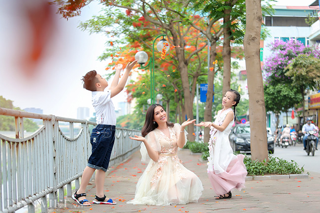 Diễn viên Hà Hương (chị Nguyệt "thảo mai") chơi đùa cùng 2 con bên những cánh hoa phượng.