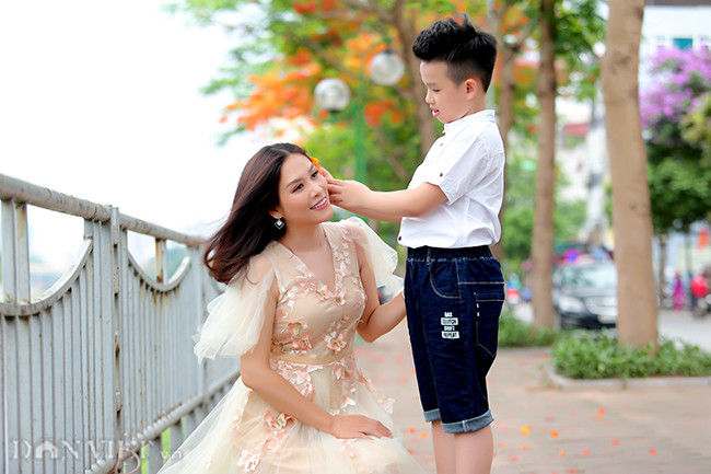 Chị Nguyệt "thảo mai" kể những kỷ niệm với hoa phượng cho cậu con trai cả.