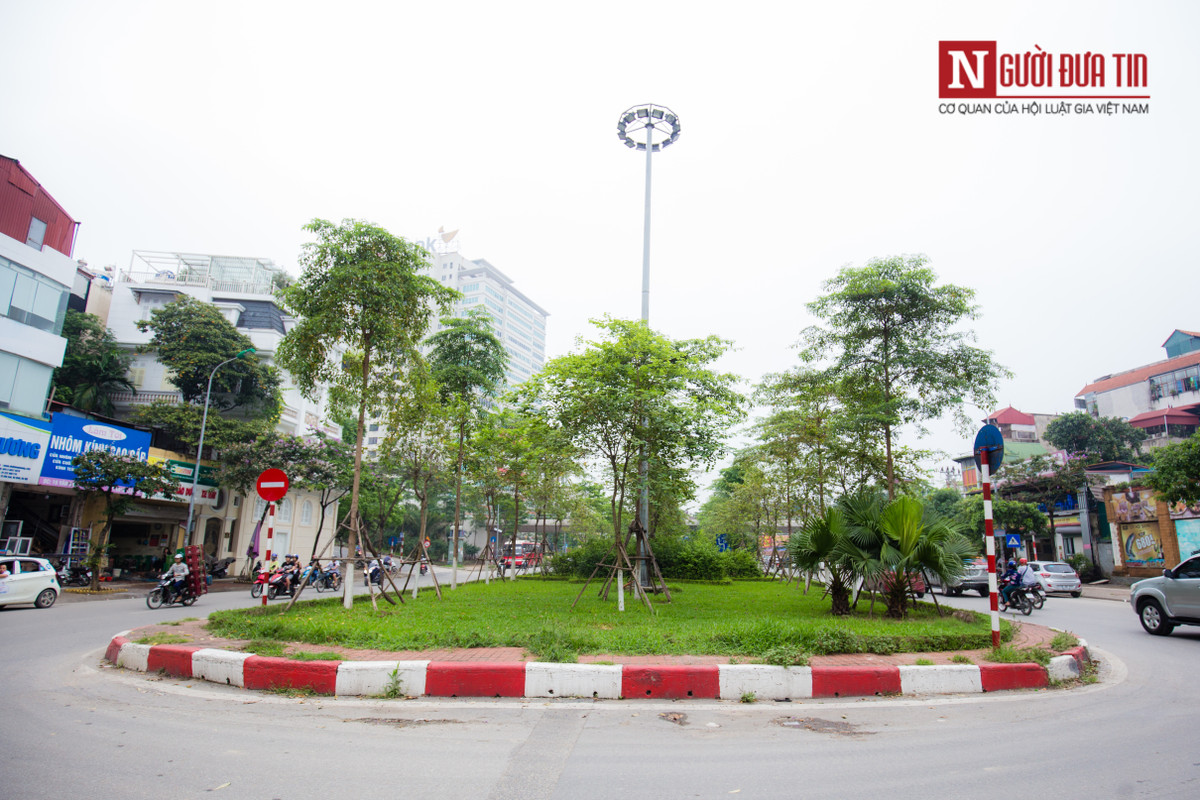 Dải phân cách trên đoạn đường Liễu Giai - Văn Cao khá rộng, người dân xung quanh rất ủng hộ việc mở rộng lòng đường, tránh ùn tắc giờ cao điểm