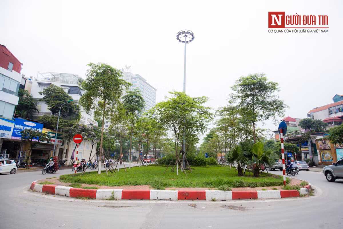 Dải phân cách trên đoạn đường Liễu Giai - Văn Cao khá rộng, người dân xung quanh rất ủng hộ việc mở rộng lòng đường, tránh ùn tắc giờ cao điểm