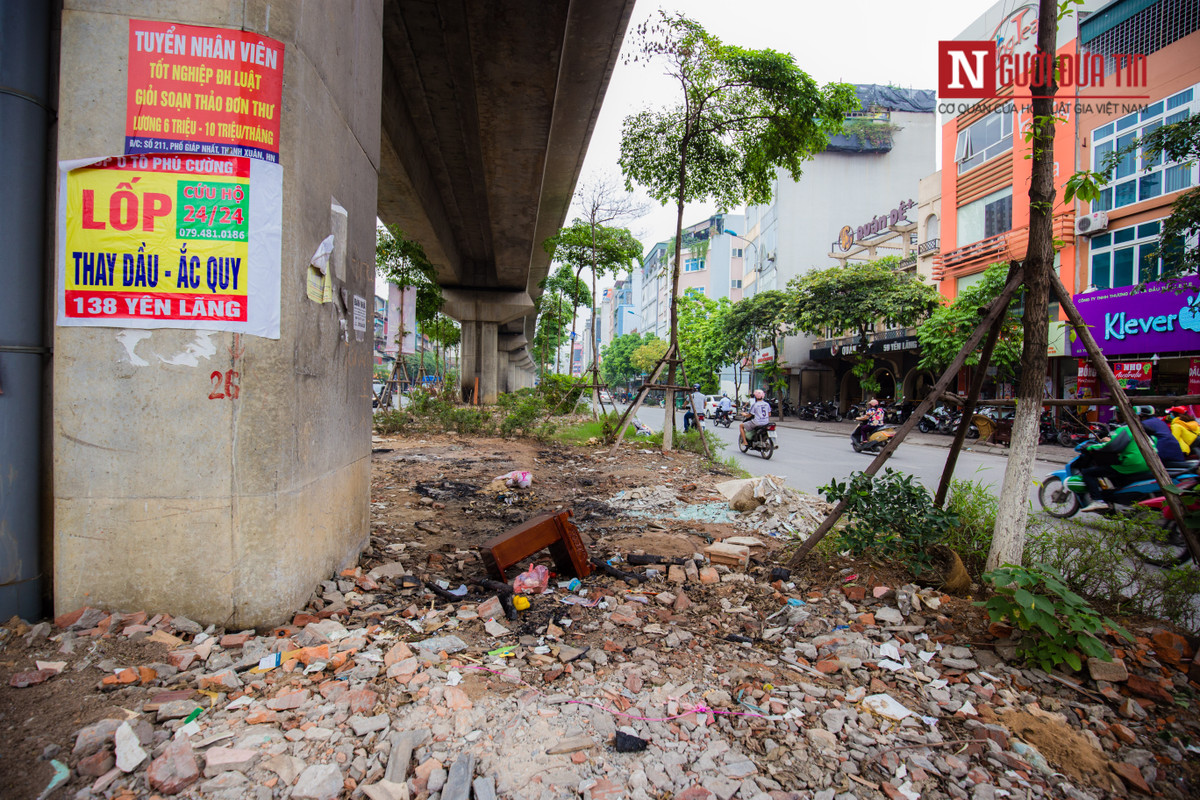 Dải phân cách trên tuyến đường Yên Lãng đang trở thành bãi tập kết rác và các vật liệu xây dựng.