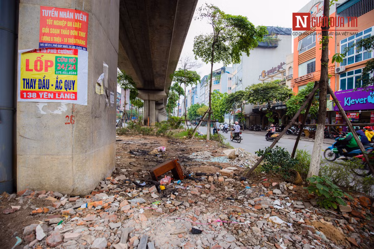 Dải phân cách trên tuyến đường Yên Lãng đang trở thành bãi tập kết rác và các vật liệu xây dựng.