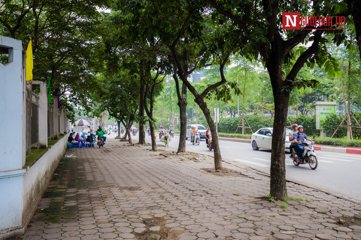 Theo ghi nhận của PV, vỉa hè trên đường Tôn Thất Thuyết đã hư hỏng và xuống cấp. Lợi dụng vỉa hè rộng, nhiều người đã mở các quán nước, hàng ăn.