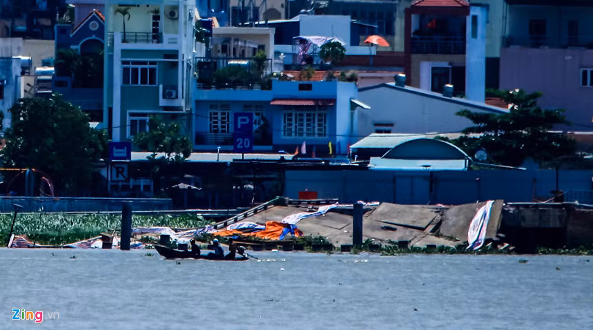 Can canh cau tau Ba Son hon 130 nam tuoi sap xuong song Sai Gon-Hinh-9