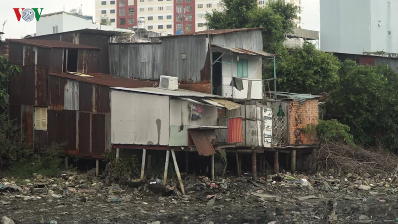 Đến mùa mưa, người dân khu vực này chịu trận với cảnh ngập nước.