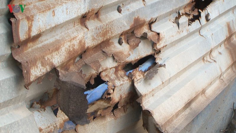 Một tấm tôn tạm bợ đã mục nát.