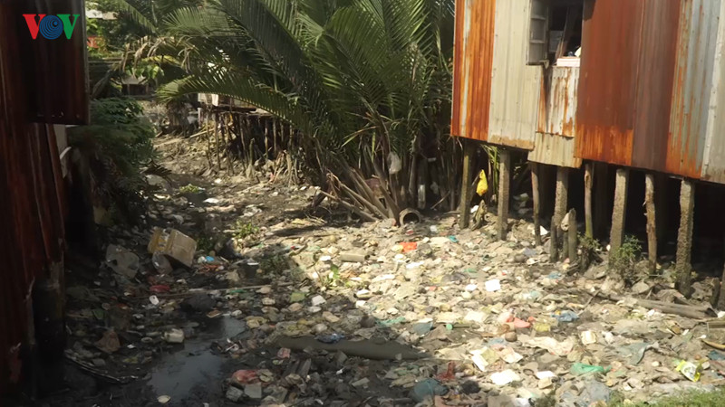 Tại dự án treo rạch Xuyên Tâm, môi trường bị ô nhiễm nặng.