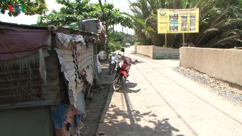 Một số hộ dân ở nhà tạm bợ, lụp xụp.