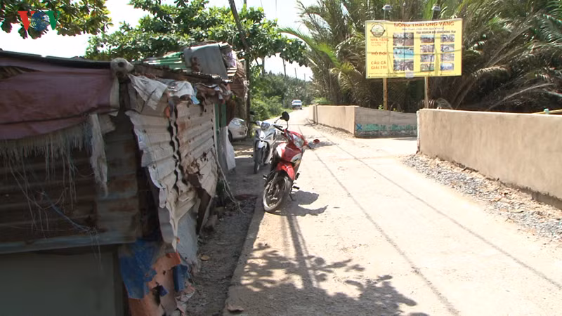 Một số hộ dân ở nhà tạm bợ, lụp xụp.