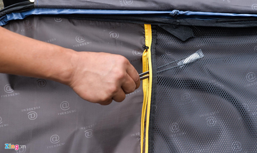 Sau đó, chiếc vali sẽ được mở để kiểm tra. Dù chỉ là một lượng nhỏ ma túy được bọc bởi nhiều lớp giấy và nylon cũng không thể qua mắt được cảnh khuyển.