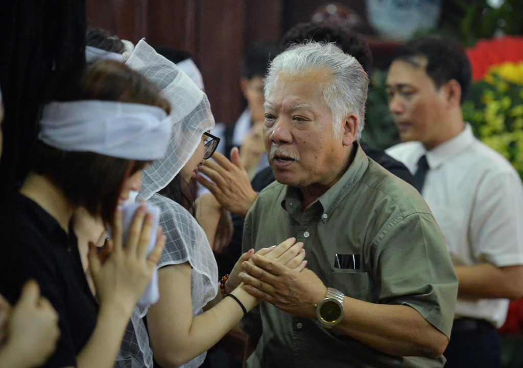 NSƯT Lê Chức chia buồn cùng gia quyến. Ông có lời phát biểu đầy xúc động khi nói về ngôi nhà thứ hai của chị Yến. Tháng trước, chị Yến vẫn cùng ông và các nghệ sĩ trong đoàn đi lưu diễn, nhưng bây giờ mãi mãi không thể đi cùng đoàn được nữa.