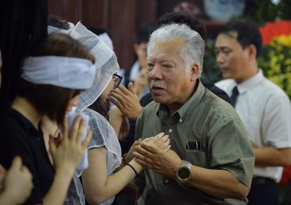 NSƯT Lê Chức chia buồn cùng gia quyến. Ông có lời phát biểu đầy xúc động khi nói về ngôi nhà thứ hai của chị Yến. Tháng trước, chị Yến vẫn cùng ông và các nghệ sĩ trong đoàn đi lưu diễn, nhưng bây giờ mãi mãi không thể đi cùng đoàn được nữa.