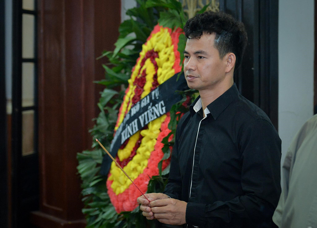 Nghệ sĩ Xuân Bắc trong dòng người đến tiễn biệt đồng nghiệp. Anh trầm ngâm trước linh cữu người đã khuất.