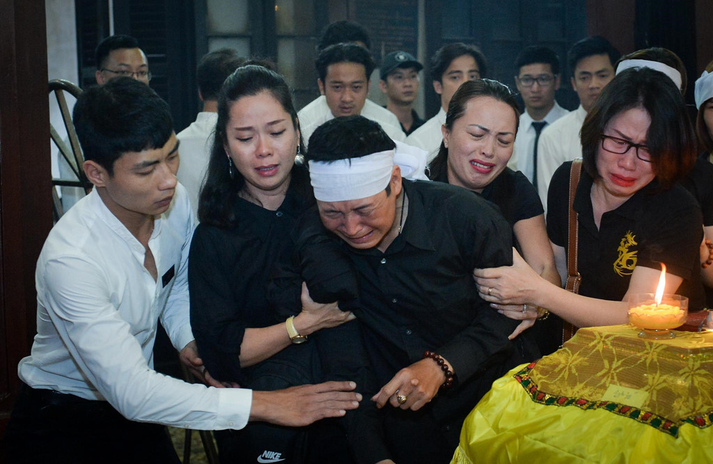 Anh Bình, chồng chị Yến, ngã quỵ khi nhìn mặt vợ lần cuối cùng. Từ nay, anh sẽ phải thay chị gánh vác gia đình, chăm sóc hai con cho đến khi trưởng thành. Trước đây, anh làm nghề tự do nên kinh tế không ổn định, cuộc sống gia đình thuộc diện khó khăn.