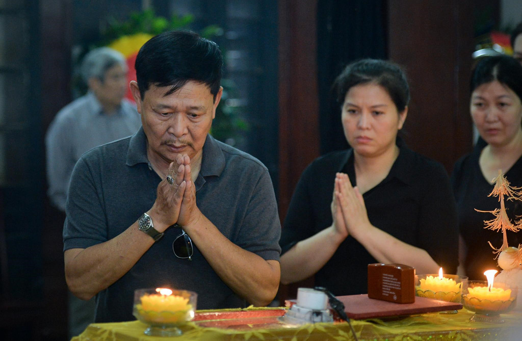 NSƯT Đình Chiến lặng lẽ trong dòng người vào viếng. Chị Đinh Hải Yến được đồng nghiệp nhận xét là người chăm chỉ, hết lòng vì công việc và luôn mang tiếng cười đến cho mọi người.