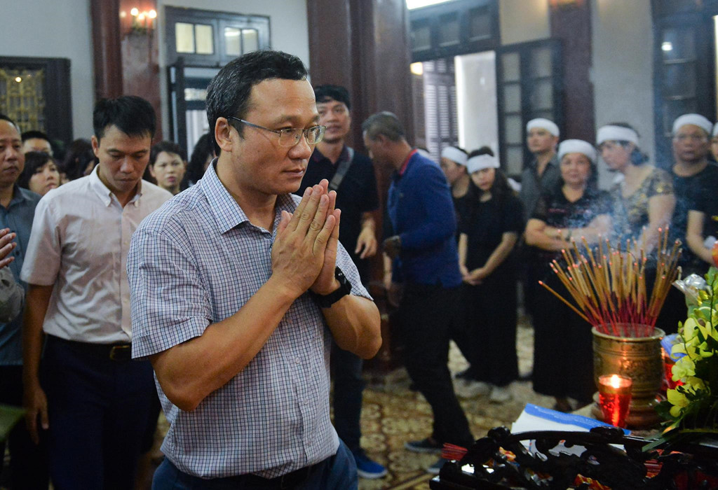 Ông Khuất Việt Hùng, Phó chủ tịch chuyên trách Uỷ ban An toàn Giao thông Quốc gia, đến viếng và chia buồn cùng gia đình người đã khuất.