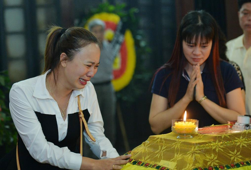 Nhiều nghệ sĩ, diễn viên bật khóc nức nở khi biết gia cảnh của đồng nghiệp.