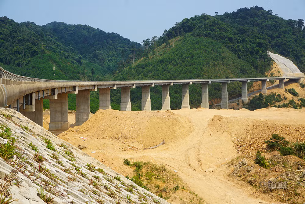 Toàn tuyến cao tốc có 36 cầu và đến nay cơ bản các công trình đều đã hoàn thành. Trong hình ảnh là cầu nối giữa địa phận Đà Nẵng và tỉnh Thừa Thiên- Huế.