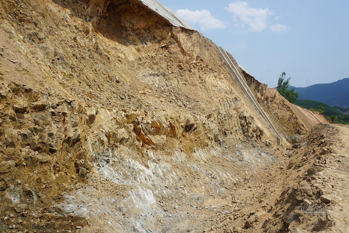 Mái taluy được đơn vị thi công cào bới để đổ bê tông tránh sạt lở