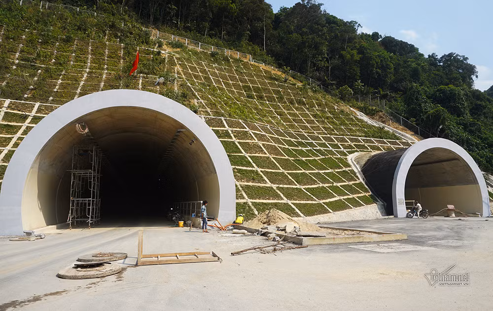 Công trình hầm Mũi Trâu nằm trên cao tốc La Sơn - Túy Loan, khởi công vào tháng 6/2017, đã hoàn thành cơ bản, chỉ còn lại một số hạng mục phụ trợ và xử lý kỹ thuật bổ sung