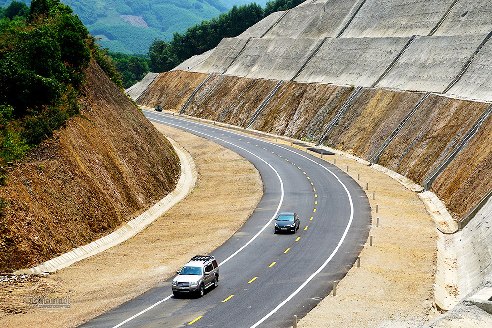 Sau gần 4 năm thi công, tuyến cao tốc La Sơn - Túy Loan nối tỉnh Thừa Thiên -Huế và TP Đà Nẵng đang dần thành hình. Dự án có điểm đầu là ngã ba La Sơn (xã Lộc Sơn, Phú Lộc, Thừa Thiên - Huế) và điểm cuối ở Túy Loan (huyện Hòa Vang, TP Đà Nẵng), trong đó hơn 11 km xuyên qua vườn quốc gia Bạch Mã.