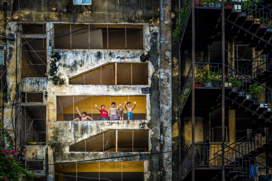 Màu thời gian ở một khu chung cư cũ ở Sài Gòn.