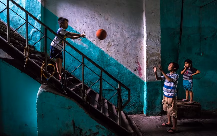 Nhịp sống ở một khu chung cư cũ ở Sài Gòn.